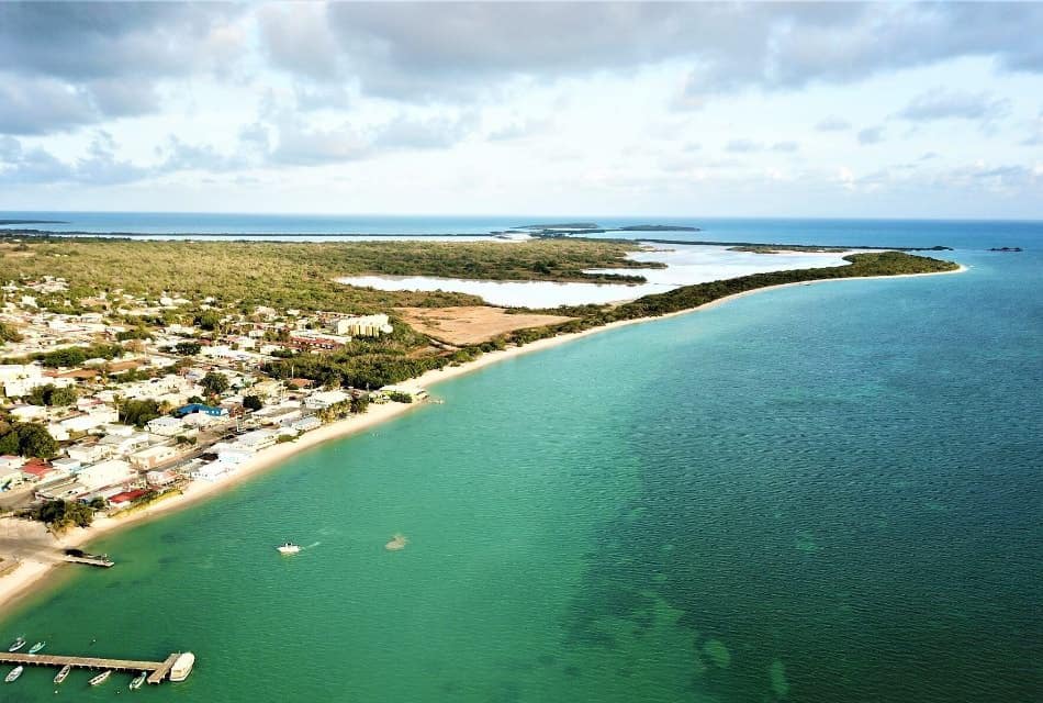 Vista aérea de un pueblo con abundante agua azul y verde azulado.